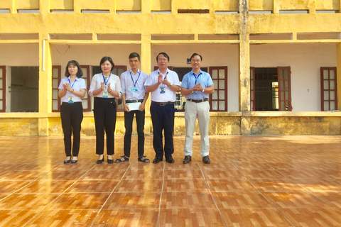 Trường THPT Lý Tự Trọng - Tuyên dương học sinh nghèo vượt khó