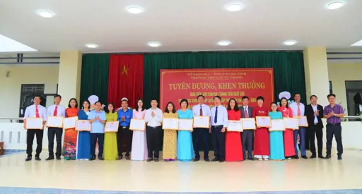 Tuyên dương, khen thưởng giáo viên đạt thành tích trong hội thi giáo viên giỏi Tỉnh cấp THPT 2023 -2024